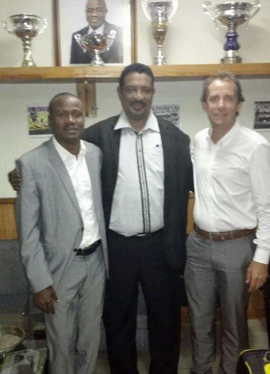 موفد الهلال يتوسط وكيل اللاعب والمدير الفني لفريق اسك العاجي