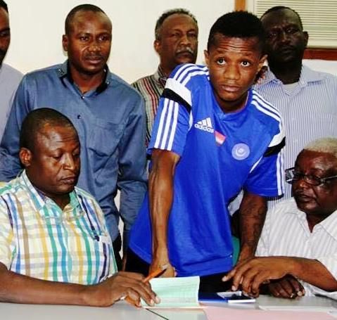 العاجي شيخ موكورو لحظة توقيعه  ابداء الرغبة