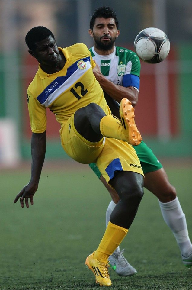 الجنيدي في صراع على الكرة مع مهاجم العهد مامادو
