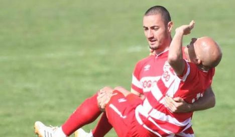 حسين ناطر يحمل ياسين الميكاري عند اصابته