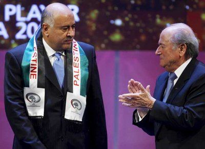بلاتر يصفق للرجوب