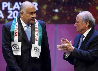 بلاتر يصفق للرجوب