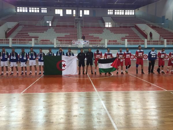 فريقا الشباب البرقي الجزائري وعزون الفلسطيني 