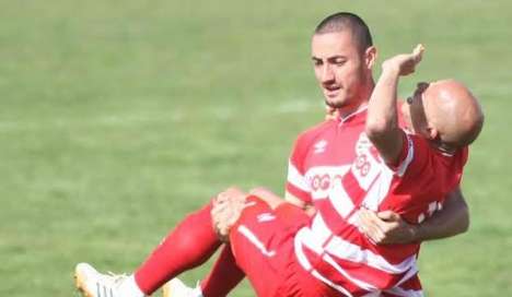 حسين ناطر يحمل ياسين الميكاري عند اصابته