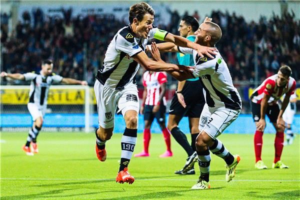  إلياس بلحساني يميناً