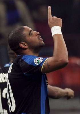 أدريانو بعد هدفه في شباك جنوا