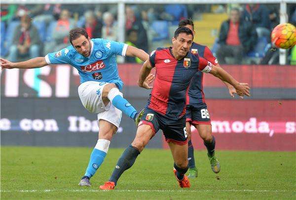 نيكولاس بورديسو (يمين)