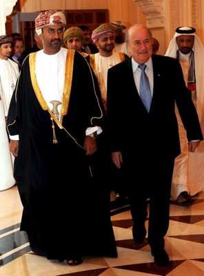 بلاتر مع وزير الرياضة العماني