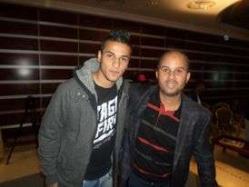 محمد منير على اليسار مع مراسل كوورة