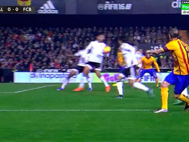 valencia-barca-ambos-equipos-reclamaron-un-penalti