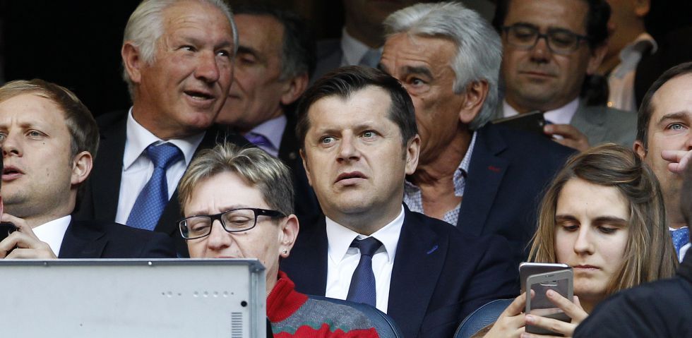 وكيل اعمال ليفاندوفسكي اثناء تواجده على ملعب سانتياجو برنابيو 