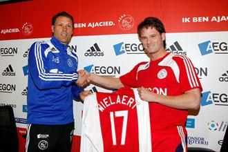 فيلارت يُصافح مدربه الجديد ماركو فان باستن