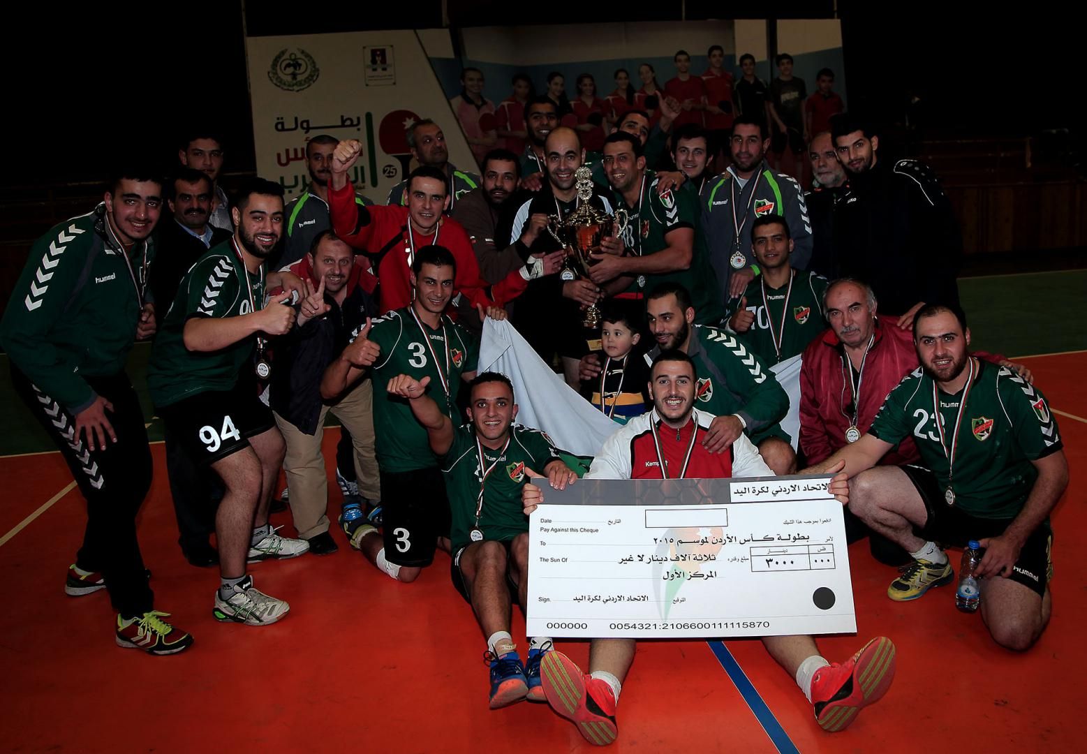 الأهلي بعد تتويجه بكأس الأردن بكرة اليد