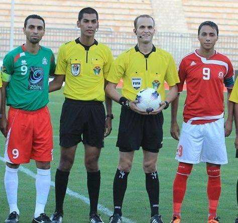 الجوهري" يمين" في إحدى لقاءاته ضد الوحدات