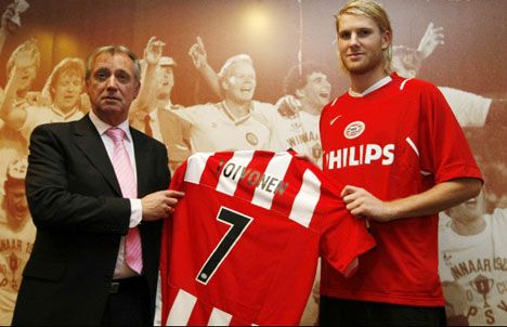 تويفونين يحمل قميص فريقه الجديد بعد التوقيع