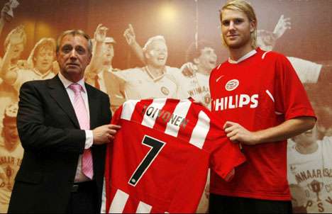 تويفونين يحمل قميص فريقه الجديد بعد التوقيع