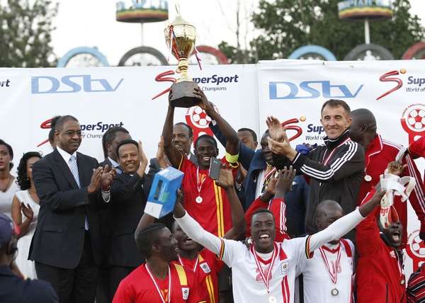 السوداني معتصم جعفر يسلم كأس سيكافا لأوغندا