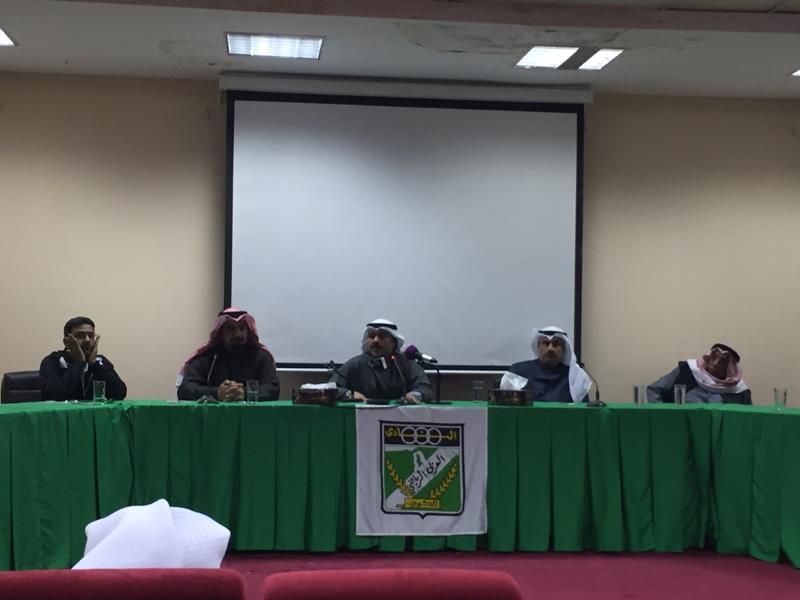 عاشور يتوسط اعضاء إدارة العربي في المؤتمر مساء اليوم