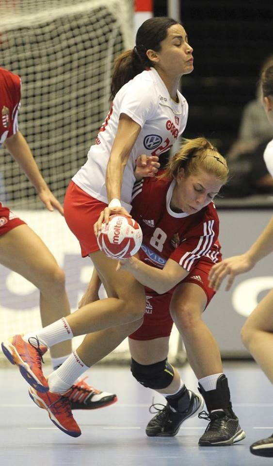 منى شباح في مباراة الدانمارك  