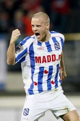 نيلسن صاحب الهدف الأول في اللقاء