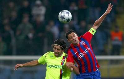 رادوي في إشتراك مع قائد ليون الفرنسي جونينهو