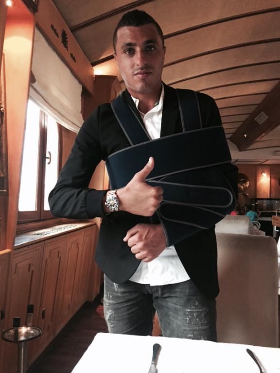 احمد العكايشي بعد خضوعه للعملية الجراحية على مستوى الكتف