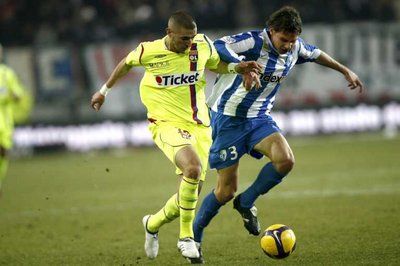 الاعب بن زيمة بجانبة الاعب ساندي بالو