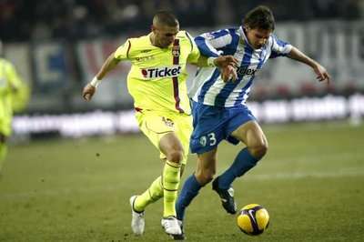 الاعب بن زيمة بجانبة الاعب ساندي بالو