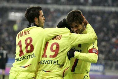 لاعبي ليون بعد التسجيل .