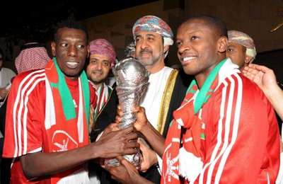 قائد المنتخب محمد ربيع يتسلّم الكأس