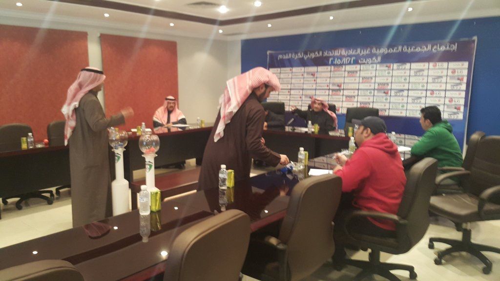 جانب من عملية سحب القرعة في مقر الاتحاد مساء اليوم 