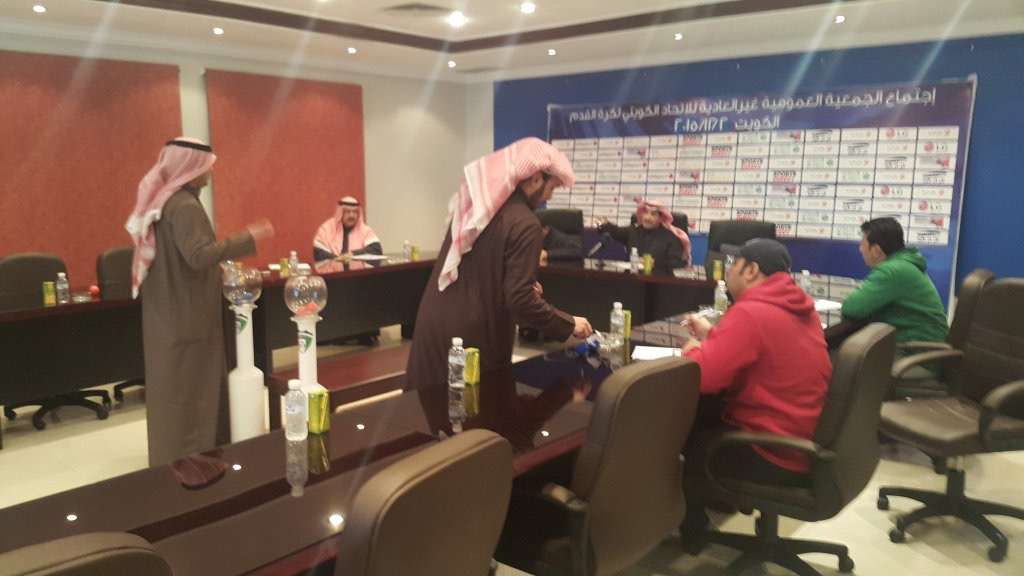 جانب من عملية سحب القرعة في مقر الاتحاد مساء اليوم