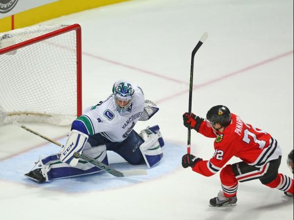 2015-12-14t030403z_348766640_nocid_rtrmadp_3_nhl-vancouver-canucks-at-chicago-blackhawks_reuters