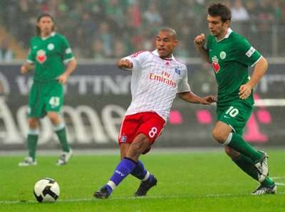 دي يونج في إحدى مبارياته مع هامبورج بدوري الدرجة الأولى الألماني