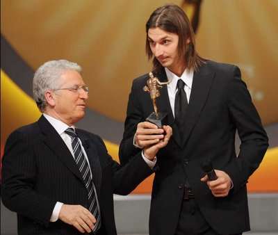 زلاتان ابراهيموفيتش يحصد 3 جوائز في اوسكار الكالشيو