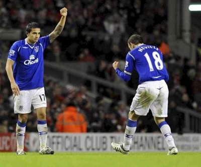 فرحة كاهيل وزميله فيليب نيفيل بعد احراز الهدف