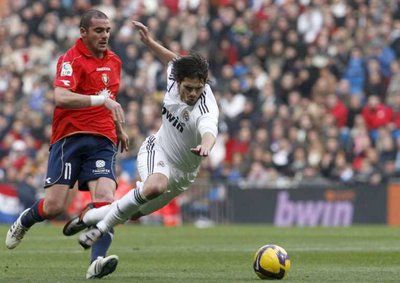 الأخطاء الكارثية لألفونسو بيريز بمباراة ريال مدريد وأوساسونا أدت لتجميد نشاطه