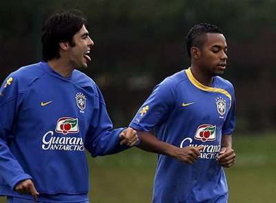 روبينهو بجانب كاكا في إحدى معسكرات منتخب البرازيل