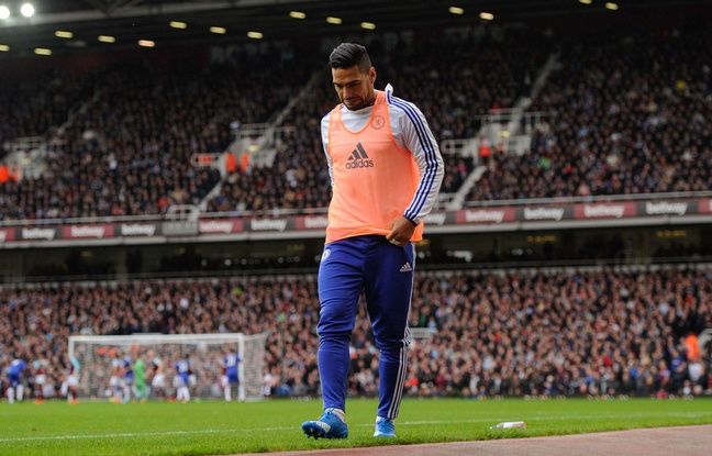 648x415_radamel-falcao-passe-beaucoup-plus-temps-chasuble-bord-terrain-pointe-attaque-chelsea