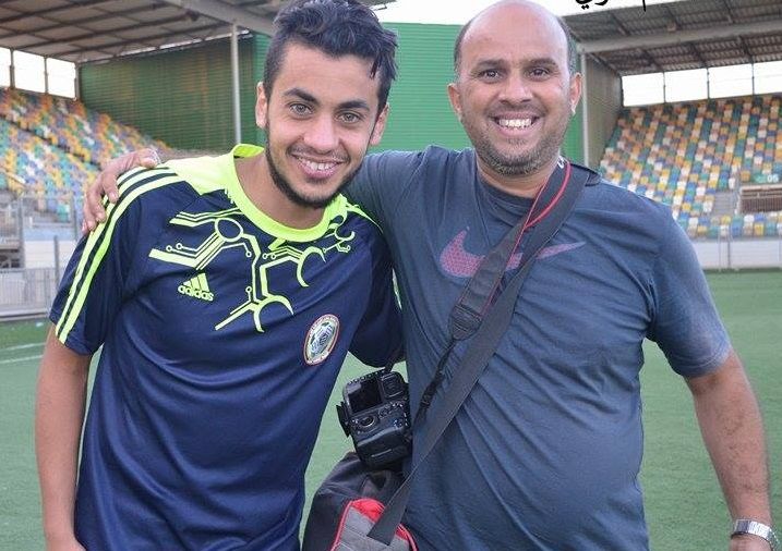 مهند بوعجيلة على اليسار مع مراسل كوورة