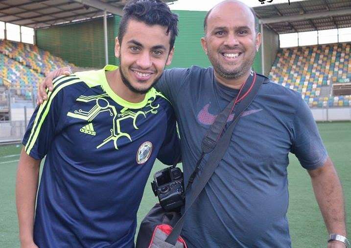 مهند بوعجيلة على اليسار مع مراسل كوورة