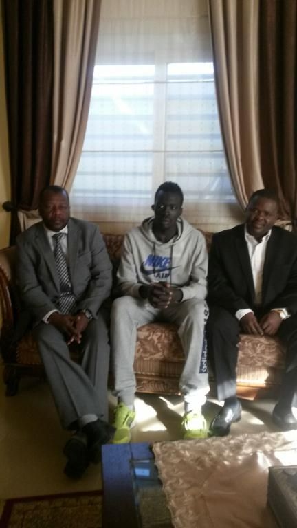 شيبوب يجلس في الوسط وعلى يمينه رئيس نادي المريخ