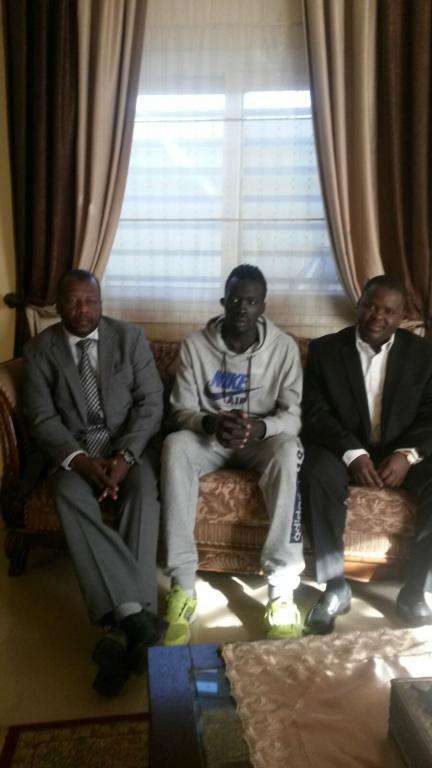 شيبوب يجلس في الوسط وعلى يمينه رئيس نادي المريخ