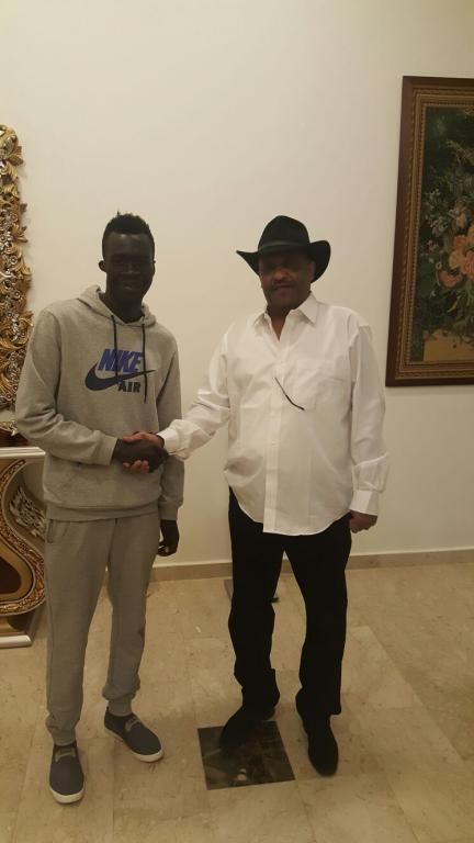 رئيس نادي الهلال مع اللاعب