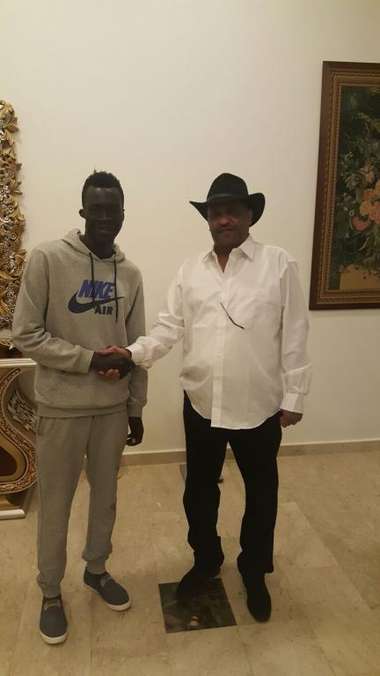 رئيس نادي الهلال مع اللاعب