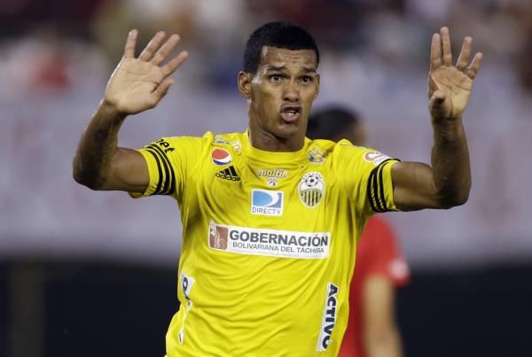 2015-02-12t000432z_1386407086_gm1eb2c0mcg01_rtrmadp_3_soccer-libertadores_reuters