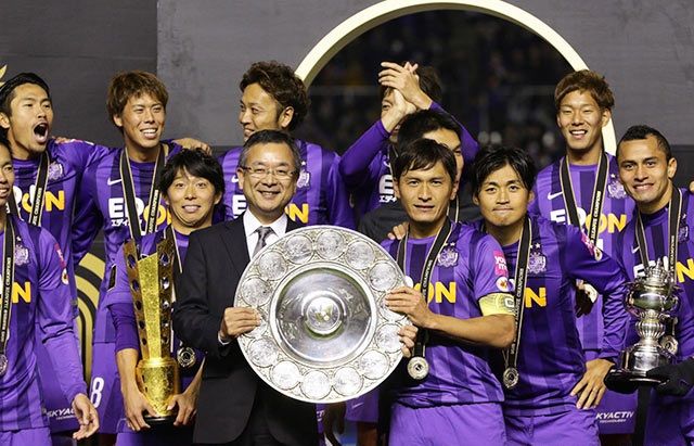 توشيهيرو أوياما (يمين) عندما فاز بدرع الدوري الياباني 2015 قبل أسبوعين