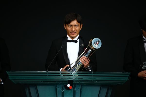 توشيهيرو أوياما يحمل جائزة أفضل لاعب باليابان 2015