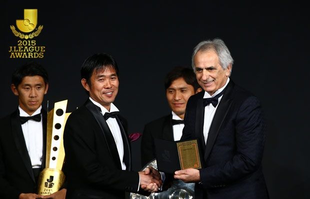 البوسني وحيد خليلودزيتش يقدم جائزة أفضل مدرب ياباني 2015 لهاجيمي مورياسو