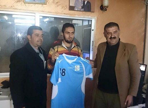 العجلوني برفقة اللاعب بعد التوقيع